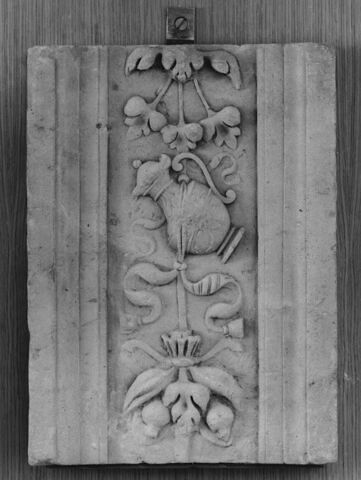 Fragment de pilastre : décor d'aiguière maintenue par des rubans