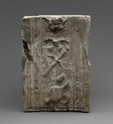 Fragment de pilastre décoré sur trois faces, image 2/4