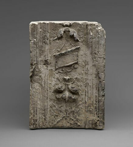 Fragment de pilastre décoré sur trois faces, image 3/4