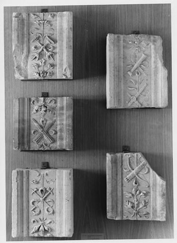 Fragment de pilastre : décor de deux cierges, image 4/4