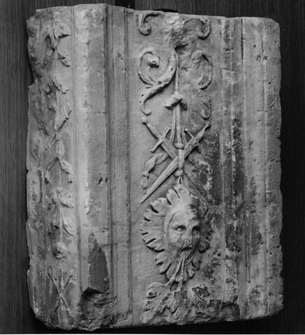 Fragment de pilastre : décor d'épées entrecroisées