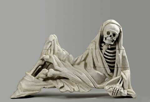Squelette drapé dans un suaire