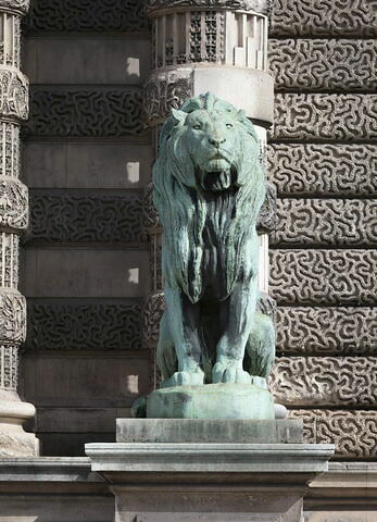 Lion assis, image 3/6