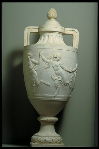 Vase à décor d'une ronde de satyres et de satyresses