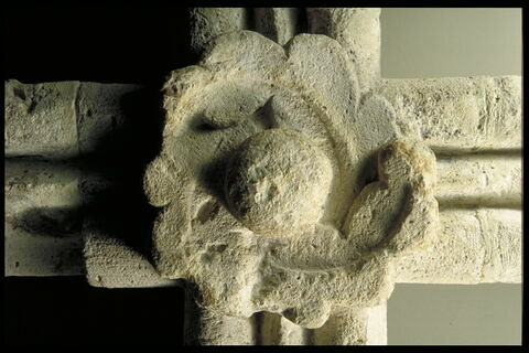 Clef de voûte décorée d'un motif floral, image 2/4