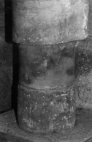 Tambour de colonne avec une queue
