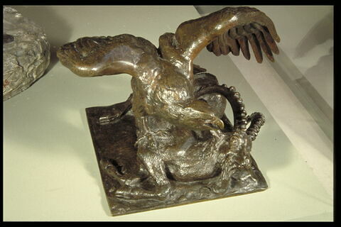 Une Statue D'aigle Avec Une Couronne D'or Sur Sa Tête