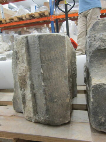 Fragment de voussoir très mutilé, image 1/1