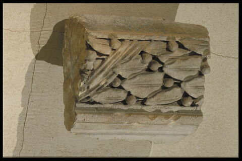 Fragment d'encadrement de fenêtre à décor de lauriers, image 1/1
