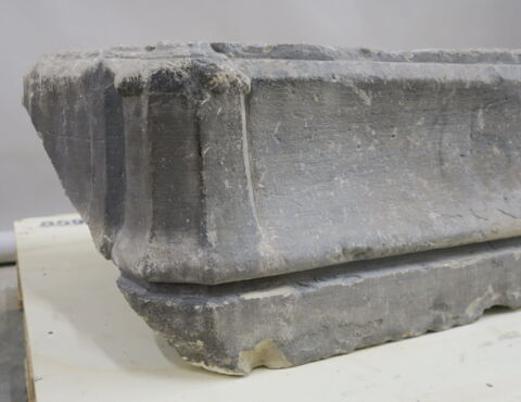 Socle décoré sur deux faces avec, à l'angle gauche, le départ de deux colonnettes, image 2/2