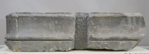 Socle décoré sur deux faces avec, à l'angle gauche, le départ de deux colonnettes, image 1/2