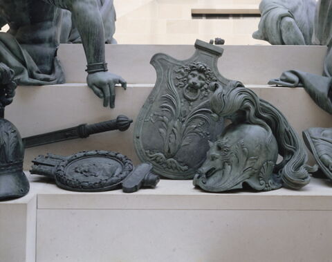 Enseigne en forme de médaille avec un profil d'homme lauré, image 2/2