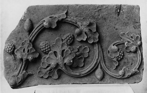 Fragment de relief décoré de rinceaux de vigne et de grappes de raisin, image 2/2