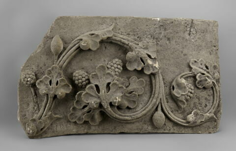 Fragment de relief décoré de rinceaux de vigne et de grappes de raisin, image 1/2