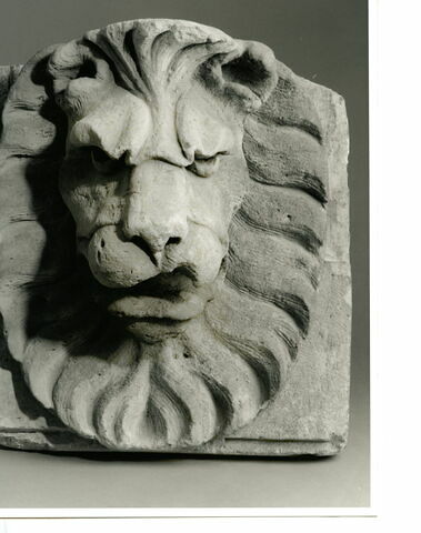 Mascaron d'angle orné d'une tête de lion, image 1/1