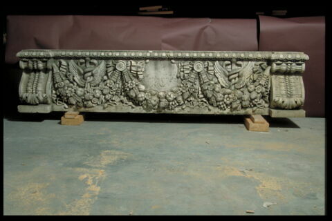 Bandeau orné de guirlandes d'aigles de fruits et de caducées, image 1/4