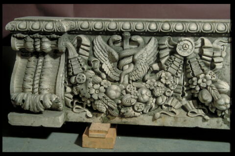 Bandeau orné de guirlandes d'aigles de fruits et de caducées, image 2/4