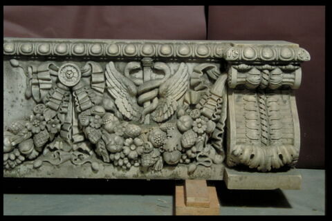 Bandeau orné de guirlandes d'aigles de fruits et de caducées, image 4/4