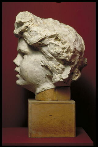 Tête d'enfant bouché entrouverte cheveux agités, image 2/4