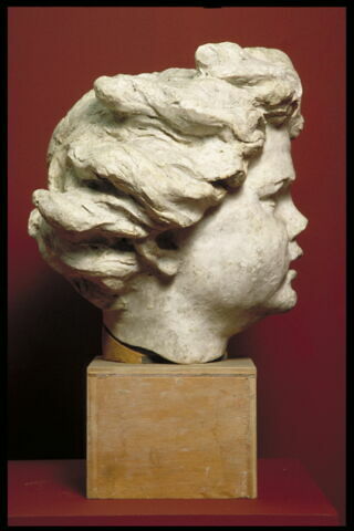 Tête d'enfant bouché entrouverte cheveux agités, image 3/4