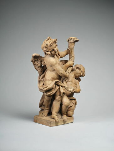 Deux angelots portant une torchère, image 3/4