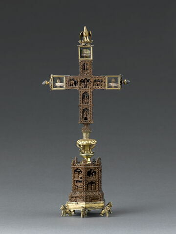 Croix-reliquaire en bois, sculptée de dix-huit scènes de la vie du Christ et trois reliquaires aux extrémités, image 2/29