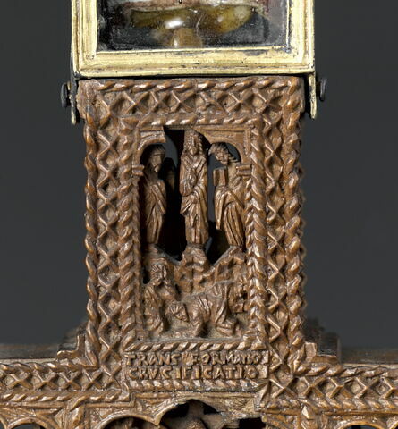 Croix-reliquaire en bois, sculptée de dix-huit scènes de la vie du Christ et trois reliquaires aux extrémités, image 3/29