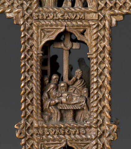 Croix-reliquaire en bois, sculptée de dix-huit scènes de la vie du Christ et trois reliquaires aux extrémités, image 5/29
