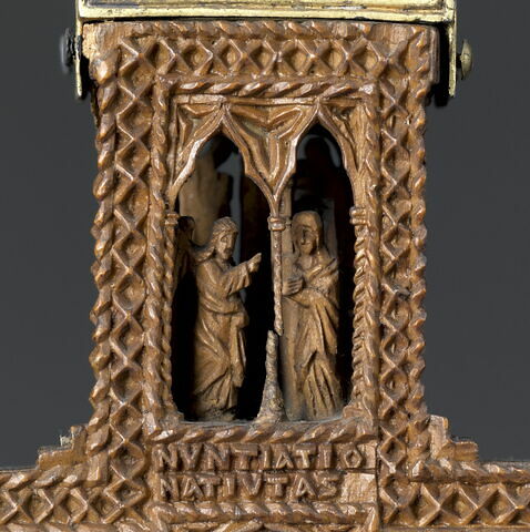 Croix-reliquaire en bois, sculptée de dix-huit scènes de la vie du Christ et trois reliquaires aux extrémités, image 9/29