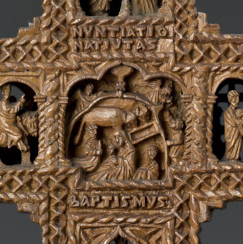 Croix-reliquaire en bois, sculptée de dix-huit scènes de la vie du Christ et trois reliquaires aux extrémités, image 10/29