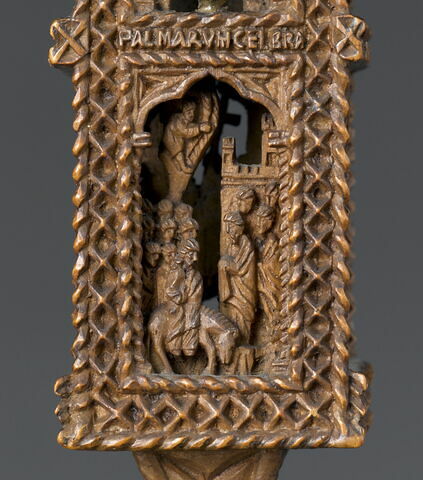 Croix-reliquaire en bois, sculptée de dix-huit scènes de la vie du Christ et trois reliquaires aux extrémités, image 12/29