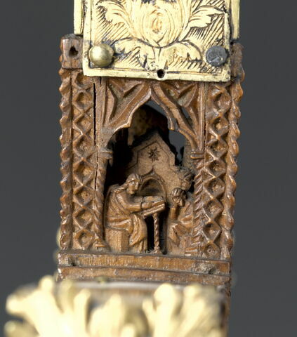 Croix-reliquaire en bois, sculptée de dix-huit scènes de la vie du Christ et trois reliquaires aux extrémités, image 15/29