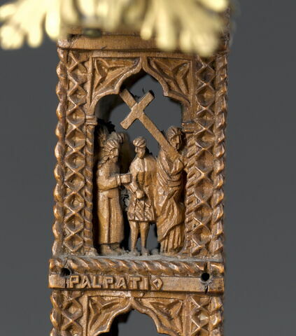 Croix-reliquaire en bois, sculptée de dix-huit scènes de la vie du Christ et trois reliquaires aux extrémités, image 16/29