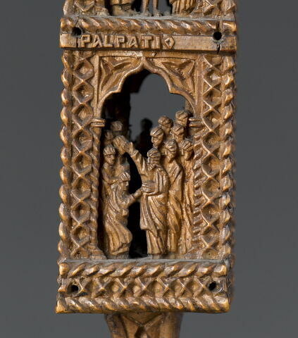 Croix-reliquaire en bois, sculptée de dix-huit scènes de la vie du Christ et trois reliquaires aux extrémités, image 17/29