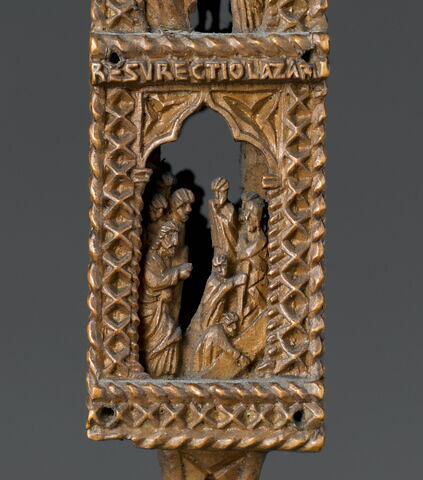 Croix-reliquaire en bois, sculptée de dix-huit scènes de la vie du Christ et trois reliquaires aux extrémités, image 18/29