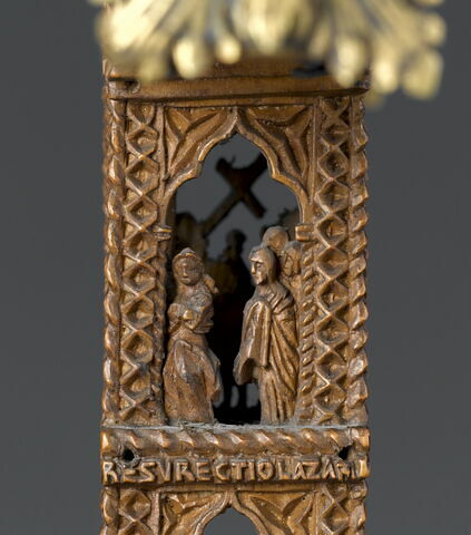 Croix-reliquaire en bois, sculptée de dix-huit scènes de la vie du Christ et trois reliquaires aux extrémités, image 19/29