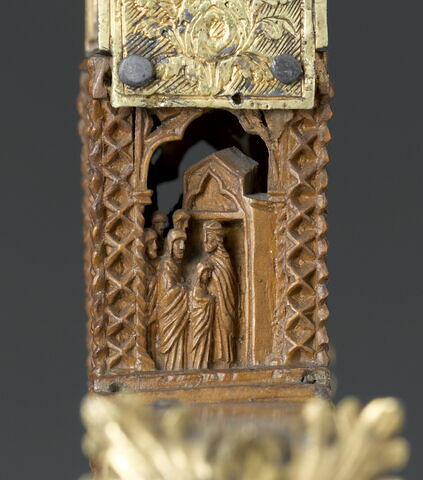 Croix-reliquaire en bois, sculptée de dix-huit scènes de la vie du Christ et trois reliquaires aux extrémités, image 20/29