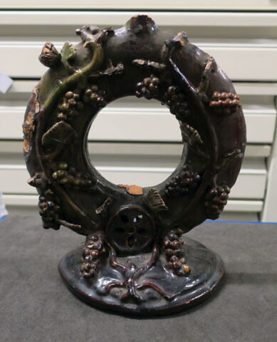 Vase (?) circulaire : buste de Bacchus en relief