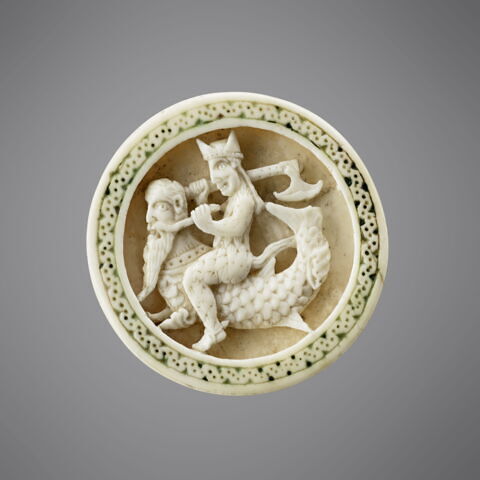 Pion de tric-trac : personnage mitré chevauchant un monstre marin, image 2/7