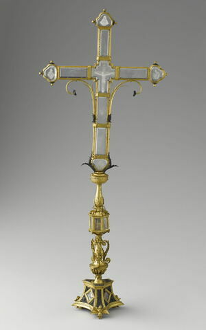 Croix gravée des figures du Christ, des Apôtres et des symboles de la Passion