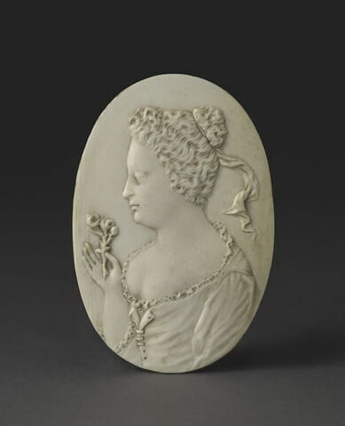 Médaillon ovale : buste de femme tenant une fleur
