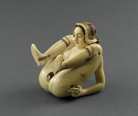 Dé à jouer obscène dans sa boîte : femme nue accroupie, image 14/15