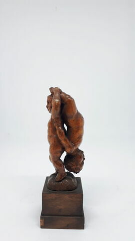 Groupe sculpté : deux enfants nus, image 3/4