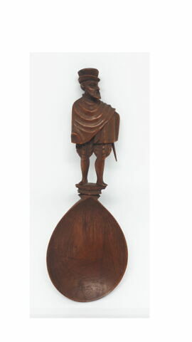 Cuiller à manche sculpté : homme portant un manteau et une épée, image 1/2