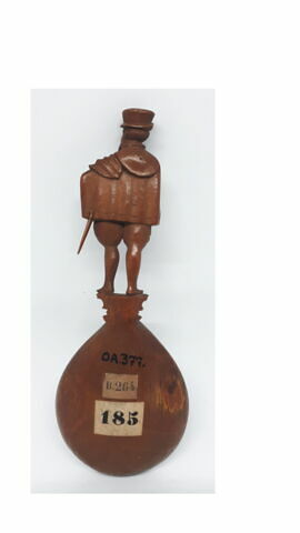 Cuiller à manche sculpté : homme portant un manteau et une épée, image 2/2
