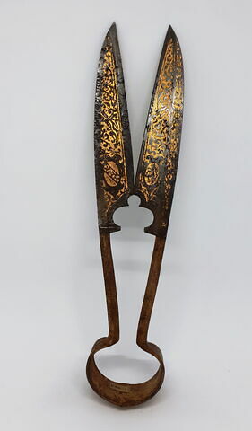 Ciseaux armoriés en acier damasquinés de rinceaux dorés
