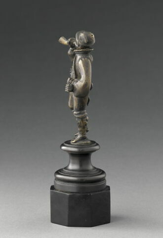 Statuette : chasseur sonnant du cor, image 2/5