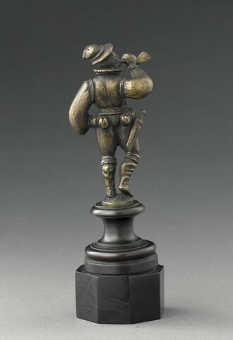 Statuette : chasseur sonnant du cor, image 3/5