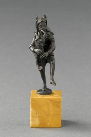 Statuette : Fou dansant et jouant d'une cabrette en forme de chevrette, image 1/6