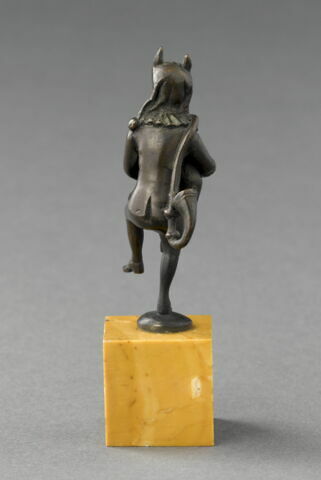 Statuette : Fou dansant et jouant d'une cabrette en forme de chevrette, image 3/6
